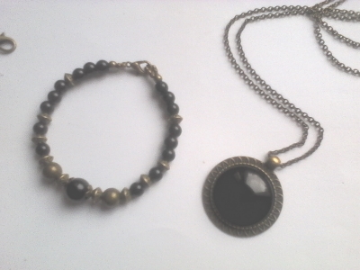 bracelet agate onyx noire rondes avec perles en bronze antique